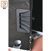 採用獨特的窄身直排低音反射槽，能更細緻地調節音箱內的氣壓。