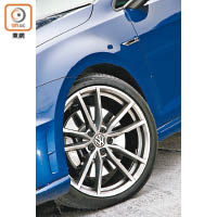 Racing Edition版換上19吋Pretoria合金輪圈，輪胎尺碼為235/35 R19。