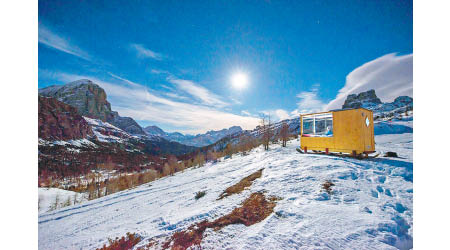要來這海拔2,055米上的木屋，可坐雪地電單車或以Snowshoe步行至。