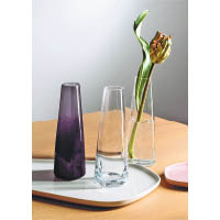 以傳統口吹工藝製成的玻璃花瓶，線條流暢，簡潔通透。 $688/件