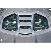 透視式尾冚的中央也有進氣口，讓6.5公升V12引擎得到充分的冷卻效果。