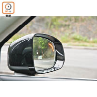 當有車從旁靠近或進入倒後鏡盲點位，側鏡會亮起黃燈提示。