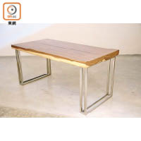 圖為Gilbert Dining Table，枱面是一塊7.5cm厚的原塊雨樹木板，紋理清晰兼帶有層次感。$13,400