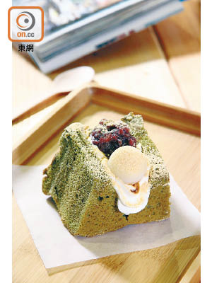 Greentea Chiffon Cake $40<br>每日限量供應、猶如三文治般的抹茶戚風蛋糕，夾住忌廉、紅豆和麻糬等配料，口感豐富。