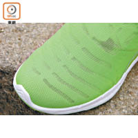 鞋面以透氣網布製造，高溫之下也可容易排汗。