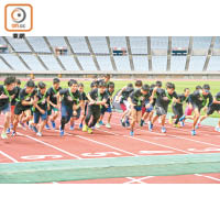 今次比賽以接力形式進行，首項賽事路程長1.3km，貫穿場館內外，以單人計算，有日本參賽者只以3分鐘左右的成績跑完一圈。