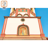 主顯大教堂遠看未見精雕細琢的外牆，近看才發現橙配綠的畫框，仲吸引過幅畫本身。