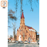 主顯大教堂附近的Church of the Assumption of the Virgin Mary由波蘭人建造，現在變成音樂廳。