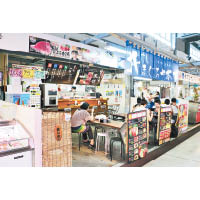 位於那霸市的泊港魚市場，為沖繩直銷的魚市場，各類刺身40多港元起就有1份，好抵食！