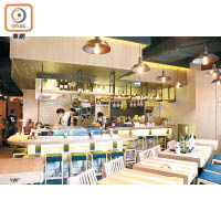 餐廳中央為開放式串燒廚房，配黑白磚牆，予人清新簡約感覺。