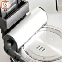 Urbane專用充電線以磁力抓緊錶底，不易鬆脫。