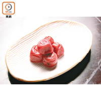 南高梅果實碩大，肉厚而軟腍多汁，味道酸中帶甜，被視為最高級的梅子品種。
