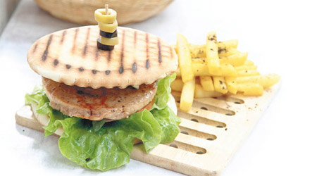 Egyptian Burger $50<br>在香港難得一試的中東漢堡，用自家烘焗的軟包夾着肉汁豐富的烤牛扒或烤羊扒，配搭洋葱、生菜及Tahini芝麻醬，美味程度媲美美式漢堡，感覺卻健康得多。
