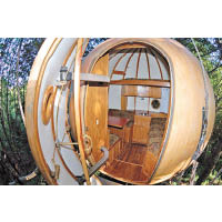 一打開房門，實木結構的精靈球有點像郵輪內艙房。