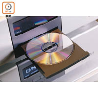 TX2兼播SACD/CD碟，配合升頻轉檔功能可將CD音訊升頻至DSD 5.6MHz。