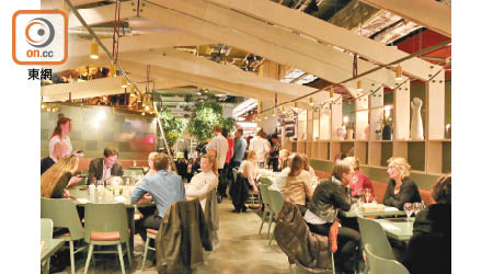 今年年初才開業的Mother設有500個座位，是斯德哥爾摩市內最大的餐廳。