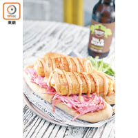 Beer Buttered Fish Po-Boy $95<br>Po-Boy是德州經典食品之一，乃是在加有椰菜沙律的法包面，放上原條炸魚作餡，分量十足，是豐富又飽肚之選。