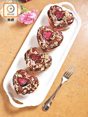 迷你心形果仁醬巴黎圈<br>有別於一般的圓形款式，心形夠浪漫，以水果作配更香甜美味。