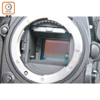 內置DX格式2,090萬像素CMOS，而且支援10fps連拍。