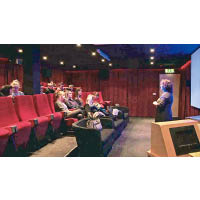 校內設有一間41座位迷你電影院，學生在影院上課別有一番趣味。