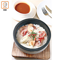 石鍋肥牛龍蝦湯飯 $158<br>熱辣辣的韓國石鍋飯，吃前記得淋上龍蝦濃湯，飯粒與配料吸收了湯汁的精華，鮮味得很。