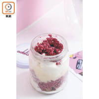 Red Velvet Jar $58<br>在北海道牛奶雪糕面層灑上紅絲絨蛋糕碎，底下是海綿蛋糕、忌廉芝士醬和肉桂碎餅，用玻璃樽盛載，方便食用。