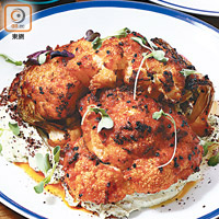 Roasted Cauliflower $88<br>原棵椰菜花塗上用辣椒、紅椒等製成的Spicy Harissa辣醬烤製，淋上自家製Zhoug微辛帶酸醬汁，配以檸檬汁和青檸來吃，令原來清淡的蔬菜變得濃郁惹味。