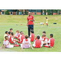 足球訓練課程及內容，由阿仙奴足球學校策劃，並由富經驗的教練任教。