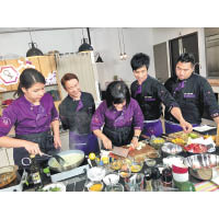 《煮吧！換咗我阿媽》是香港史上首個交換阿媽的節目，由張錦祥（左二）、蔡家富（右二）及楊尚友（右一）擔任節目主持人。