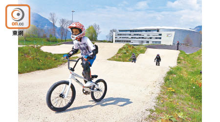 單車中心主建築外有BMX運動公園，可供團體預約體驗。