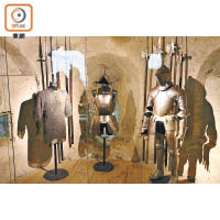 古堡展示了多件盔甲，當中還有女性專用的。