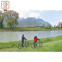 中心旁便是美麗的隆河（Rhone），沿河踏單車已是種享受。