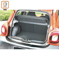 尾箱標準容量尚可，若不夠用，可摺合後座提升載物量至975公升。