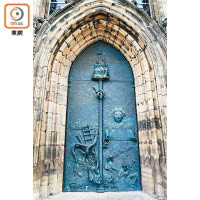 St.John's Church主門雕有警世的戰爭影像，帶着濃濃的悲傷。