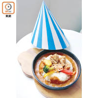 為慶祝新開幕而推出的「Sky Circus Tent咖喱飯」，將馬戲團帳幕造成紙罩裝飾，￥1,000（約HK$73）。
