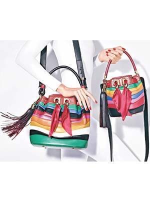 （左）Sara彩虹條紋皮革水桶袋 $18,900<br>Sara Battaglia以品牌經典作「彩虹楔形鞋」為靈感，打造全新彩虹手袋。