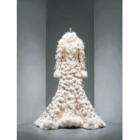 CHANEL Haute Couture 2005~2006年秋冬系列<br>這條晚裝裙以層層疊疊的立體花飾為設計，淋漓盡致的展現了品牌的工藝。