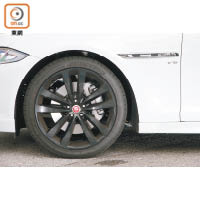 20吋輪圈用上接近黑色的深灰色調，賣相更具跑格。