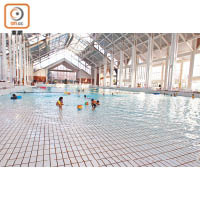 作為日本大型室內波浪泳池代表的「微笑海灘」，無論天花及牆身都以玻璃幕牆打造。