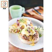 Ham Hock Eggs Benedict $128<br>以慢煮方法燜腍豬手，拆肉後代替火腿，肉味濃郁惹味又有質感，配搭一戳即穿的流心雞蛋與英式鬆餅，班尼迪更無敵。