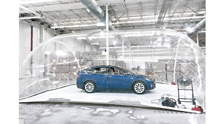 Tesla將一輛Model X置於巨型氣泡內，並注入極端水平的污染空氣，為新研發的HEPA空氣過濾系統及生化武器防禦模式進行測試。