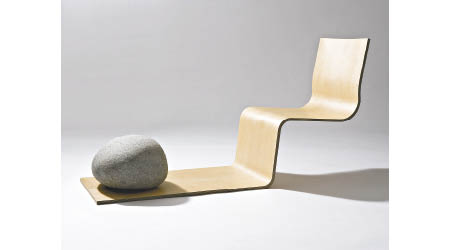 Afterimage 07-242n<br>座椅主體以幾層楓木薄片重疊製成，彎曲的形狀像梯級，能配合人體的坐姿。設計師巧妙地用石頭的重量來固定椅子，而石頭與木材之間又迸發出獨特的質感和線條美。