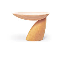 Afterimage 01-113<br>設計師以傾斜的圓柱體支撐整張椅子，設計非常創新，座椅部分則像筲箕的形狀。簡單的平面與弧形，結合出形態獨特又優美的椅子。
