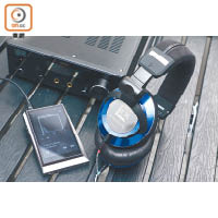 Tribute 7耳機跟當年Edition 7同樣用上Mystic Blue藍色設計。