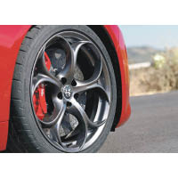 大大隻鋁製紅色卡鉗和碳陶瓷煞車碟這個組合，代表上佳的制動效能。