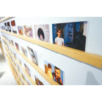 探索館設有「相片背後」區，相中人各有不同故事，參觀者可揭開明信片，細閱他們的經歷。