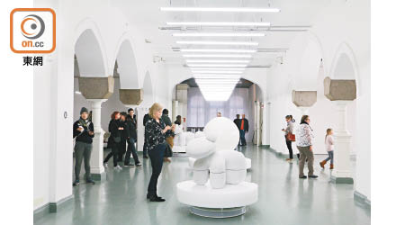展覽約有60件Aarnio的作品，多以椅子為主。