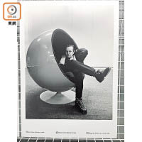 大師跟Ball Chair的合照，攝於1963年1月11日。