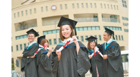 國際學院副學士課程由香港浸會大學監管，畢業證書亦是由浸大頒發，確保認受性。