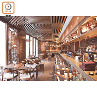 餐廳環境寬敞舒適，設有酒吧、壽司吧和獨立餐桌座位，迎合不同類型用餐需要。